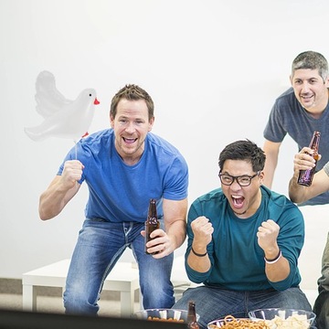 Белые воздушные шары выпускают похороны