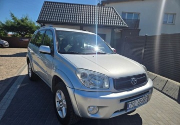 Toyota RAV4 II 2.0 i 16V 150KM 2004 Toyota RAV4 Sprowadzona 4x4Zarejestrowana klimatyzacja sprawna. Hak. 2.0, zdjęcie 3
