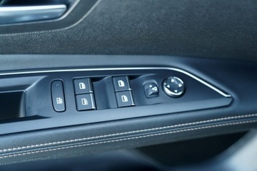 Peugeot 5008 II Crossover Facelifting 1.6 PureTech 180KM 2023 Peugeot 5008 GT kamera Skora adc NawI, zdjęcie 12