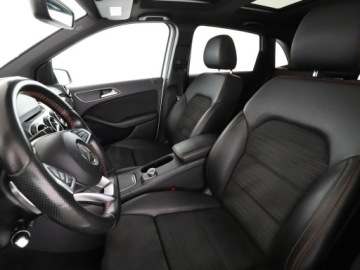 Mercedes Klasa B W246 Sports Tourer Facelifting 1.5 180 d 109KM 2016 Mercedes B 180 Automat full LED skóra/alcantara, zdjęcie 12