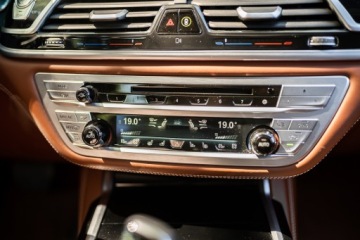 BMW Seria 7 G11-G12 Sedan 750i 450KM 2016 BMW G12 750Li xDrive Individual, zdjęcie 13