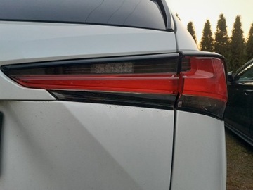 LEXUS NX 300H SVĚTLO PRAVÁ ZADNÍ W KRYT FACELIFT