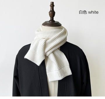 Ciepły szalik z dzianiny w jesienno-zimowym kolorze