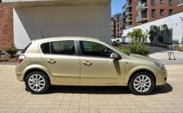 Opel Astra H Hatchback 5d 1.6 Twinport ECOTEC 105KM 2004 Opel Astra 1,6 Salon PL 1.6 Benzyna 105KM, zdjęcie 4