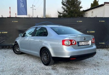 Volkswagen Jetta V 1.6 FSI 115KM 2005 Volkswagen Jetta Volkswagen Jetta 1.6 b ALUFELGI NOWY ROZRZAD Zamiana, zdjęcie 3