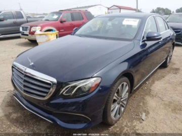 Mercedes Klasa E W213 2019 Mercedes-Benz Klasa E 2019 MERCEDES-BENZ E 300 4MATIC 2.0 Benzyna 241KM, zdjęcie 2