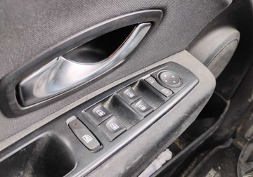 Renault Fluence Sedan 1.6 16V 110KM 2010 Renault Fluence 2010r, 1.6 Benzyna. Lekko uszkodzony lewy tyl. Jezdzi., zdjęcie 9