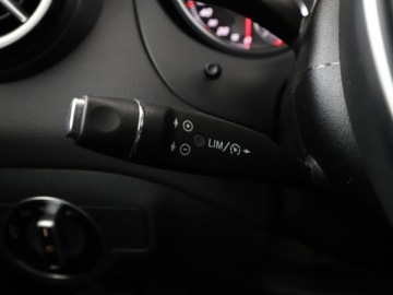 Mercedes Klasa A W176 Hatchback 5d Facelifting 180 122KM 2017 Mercedes A 180 AMG Line full LED Podg.fotele i, zdjęcie 30