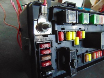 БЛОК ПРЕДОХРАНИТЕЛЕЙ CHRYSLER 300C