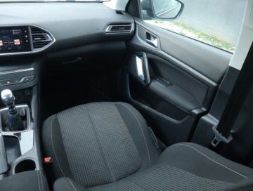 Peugeot 308 II SW Facelifting 1.2 PureTech 130KM 2019 Peugeot 308 1.2 PureTech, Navi, Klima, zdjęcie 7