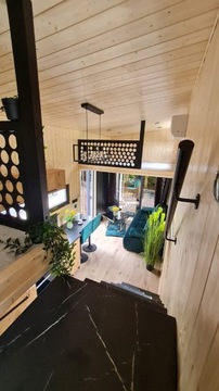 Мобильный дом Tiny House — современный односкатный дом на колесах.