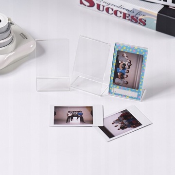3 фоторамки Fujifilm Instax Mini 8 на стойке