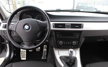BMW Seria 3 E90-91-92-93 Limuzyna E90 320i 170KM 2009 BMW Seria 3 2.0 i Klimatyzacja automatyczna Podgrzewane fotele 1 rok gw, zdjęcie 17