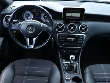 Mercedes Klasa A W176 Hatchback 5d 1.6 180 BlueEFFICIENCY 122KM 2013 Mercedes A A 180, Skóra, Xenon, Bi-Xenon, Klima, zdjęcie 6