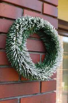 Искусственные ветки елки, зеленое украшение, гирлянда.