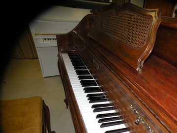 Стилизованное пианино KIMBALL, производство США.