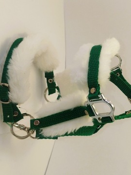 Недоуздок для лошади-любителя А4 с меховым зеленым поводком и поводьями