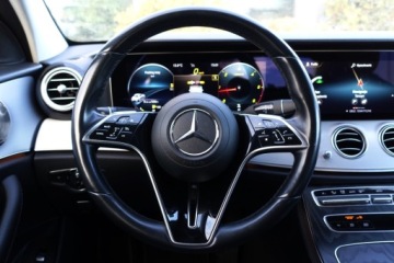 Mercedes Klasa E W213 Limuzyna Facelifting 2.0 E220d 194KM 2021 Mercedes-Benz Klasa E 4Matic Kamera Czujniki park Tempomat Asyst. mart, zdjęcie 13
