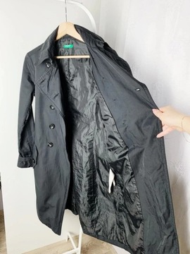 klasyczny czarny dwurzędowy płaszcz trencz United Colors of Benetton