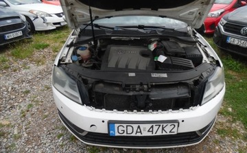 Volkswagen Passat B7 Variant 1.6 TDI CR DPF BlueMotion 105KM 2011 Volkswagen Passat 2011r, 1.6 TDI, Uszkodzony lewy bok, Pali. VAT 23 1.6, zdjęcie 4
