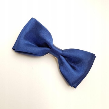 ГАЛСТУК-БАБОЧКА С КАРМАНОМ В КЛЕТКУ ТЕМНО-СИНЕГО ГЛЯНЦЕВОГО ТЕМНО-СИНЕГО ПРИЧИНЕНИЯ