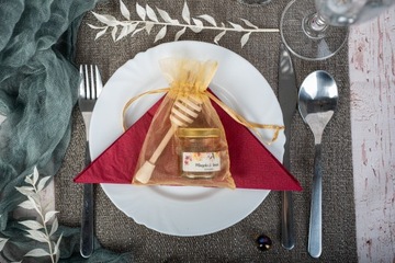 ГОСТЬ благодарит ПРИЧАСТЬЕ мешочек с медом на крещение