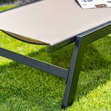 Бежевый, удобный, раздвижной садовый шезлонг для террасы, 60 см.