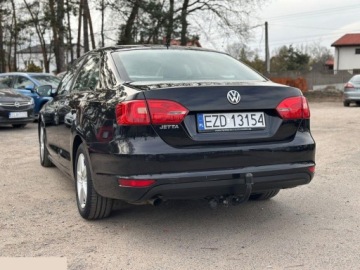 Volkswagen Jetta VI Sedan 1.2 TSI 105KM 2011 Volkswagen Jetta 1.2 TSI BlueMotion Technology Trendline 105KM 2011r, zdjęcie 9