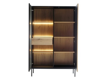 Высокая витрина SENTO с фрезерованным фасадом и выдвижным ящиком со светодиодной подсветкой