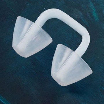 Затычки для носа для плавания белого цвета.