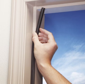 USZCZELKA OŚCIEŻNICY STALOWEJ DO DRZWI ZEWNĘTRZNYCH WIKĘD 1MB CZARNA