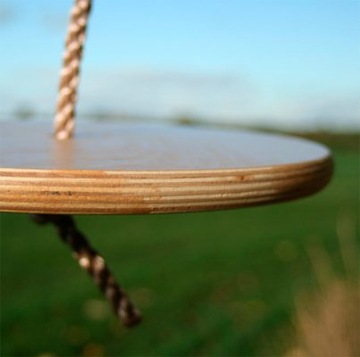 Тарелка - деревянные качели с круглым сиденьем.