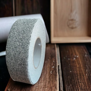Белая противоскользящая лента MARBLE для лестниц.