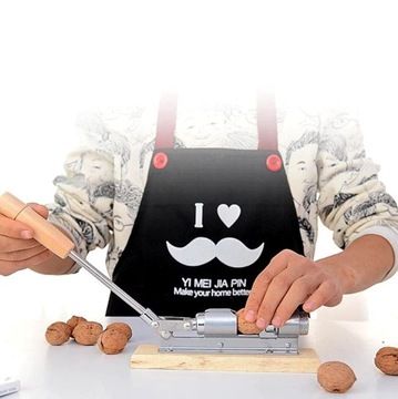 Крепкий Щелкунчик, прочный, большая подставка.