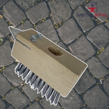 Szczotka druciana do czyszczenia kostki brukowej ze skrobakiem