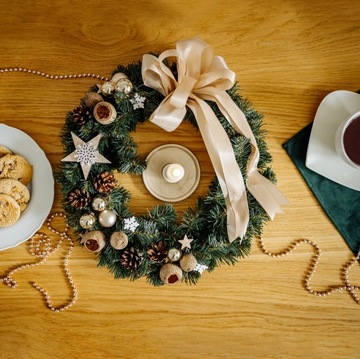 Венок Рождественское украшение украшено бежевой дверью, столом, стеной 35см