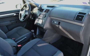 Volkswagen Touran II 1.6 TDI 105KM 2011 Volkswagen Touran GWARANCJA, 1. rej. 2012r, 1.6 TDI, Niski przebieg, Dobrz, zdjęcie 6