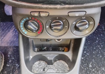 Opel Corsa E Hatchback 3d 1.4 Twinport 90KM 2015 Opel Corsa 022016r, 1.4 Benzyna. Uszkodzona. Poobijany. Jezdzi. 1.4 90KM, zdjęcie 13