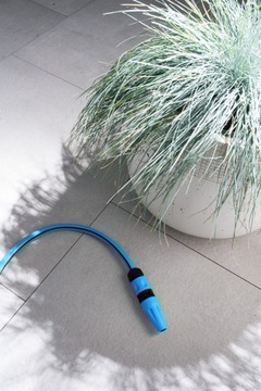 САДОВЫЙ ШЛАНГ CELLFAST НА ПОДСТАВКЕ, 50 м, ПИСТОЛЕТ-РАСПЫЛИТЕЛЬ, 3 СОЕДИНИТЕЛЯ, УФ-НОСИТЕЛЬ