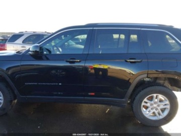 Jeep Grand Cherokee V 2024 Jeep Grand Cherokee Laredo 2024 3.6l 3.6 Benzyna 293KM, zdjęcie 2