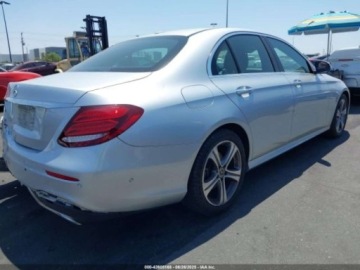 Mercedes Klasa E W213 2019 Mercedes-Benz Klasa E 2019 MERCEDES-BENZ E 300 2.0 Benzyna 241KM, zdjęcie 4