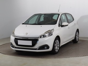 Peugeot 208 I Hatchback 5d Facelifting 1.2 PureTech 82KM 2015 Peugeot 208 1.2 PureTech, Salon Polska, zdjęcie 1