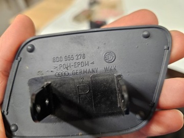 AUDI A4 B5 ZÁSLEPKA OSTŘIKOVAČE SVĚTLA PRAVÁ 8D0955276