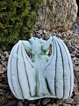 БЕТОННАЯ ФИГУРКА - ГАРГУЛЯ С РУКОЙ НА ГОЛОВЕ, маленькая