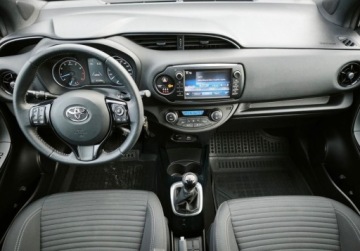 Toyota Yaris III Hatchback 5d Facelifting 2017 1.5 Dual VVT-iE 111KM 2018 Toyota Yaris Selection, Tempomat, Kamera cofania, 2 strefowa klimatyzacja,, zdjęcie 3