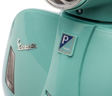 Детский самокат Vespa на аккумуляторе с бирюзовой спинкой