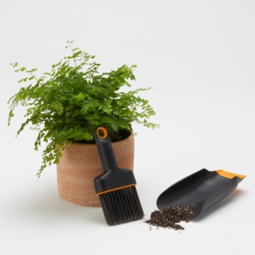 FISKARS URBAN Двусторонняя садовая лопата для пересадки почвы + кисть