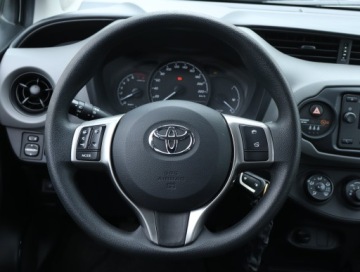 Toyota Yaris III Hatchback 5d Facelifting 2017 1.5 Dual VVT-iE 111KM 2020 Toyota Yaris 1.5 Dual VVT-i, Salon Polska, Klima, zdjęcie 19