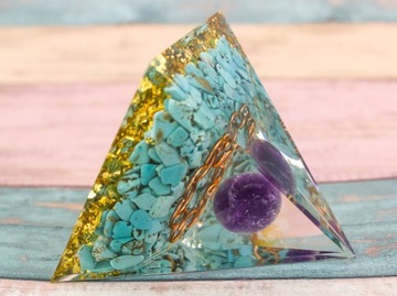 PIRAMIDKA Z ŻYWICY ORGONIT TURKUS AMETYST OCZYSZCZANIE CZAKR BIOENERGIA 6cm