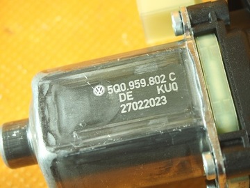 AUDI Q3 83A 22KM VODÍTKO OKNO PŘEDNÍ LEVÝ MOTOR 83A837461 / 5Q0959802C